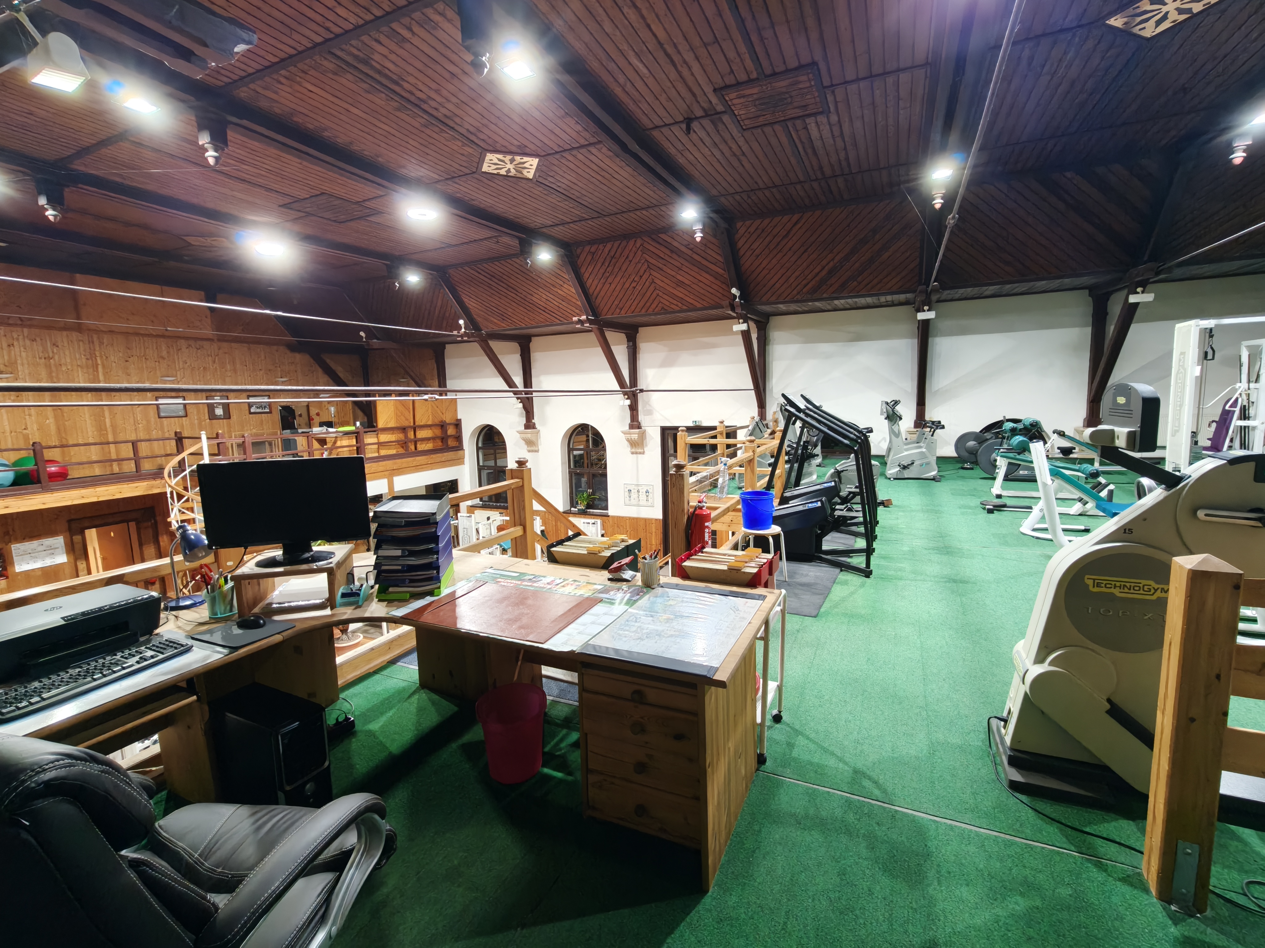 Empfangsbereich mit Blick in den Trainingsraum