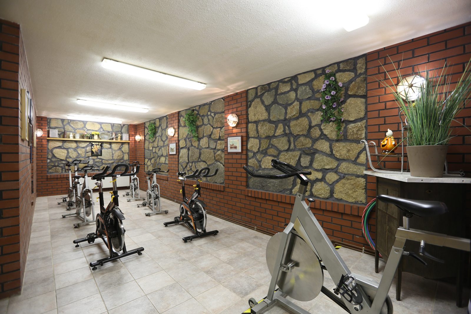 Cycling-Raum mit Indoor-Bikes