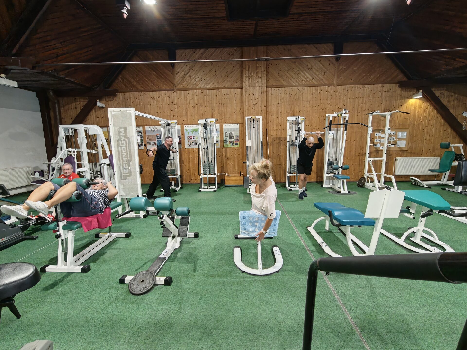 Trainingsraum im Dachgeschoss mit Kraftgeräten