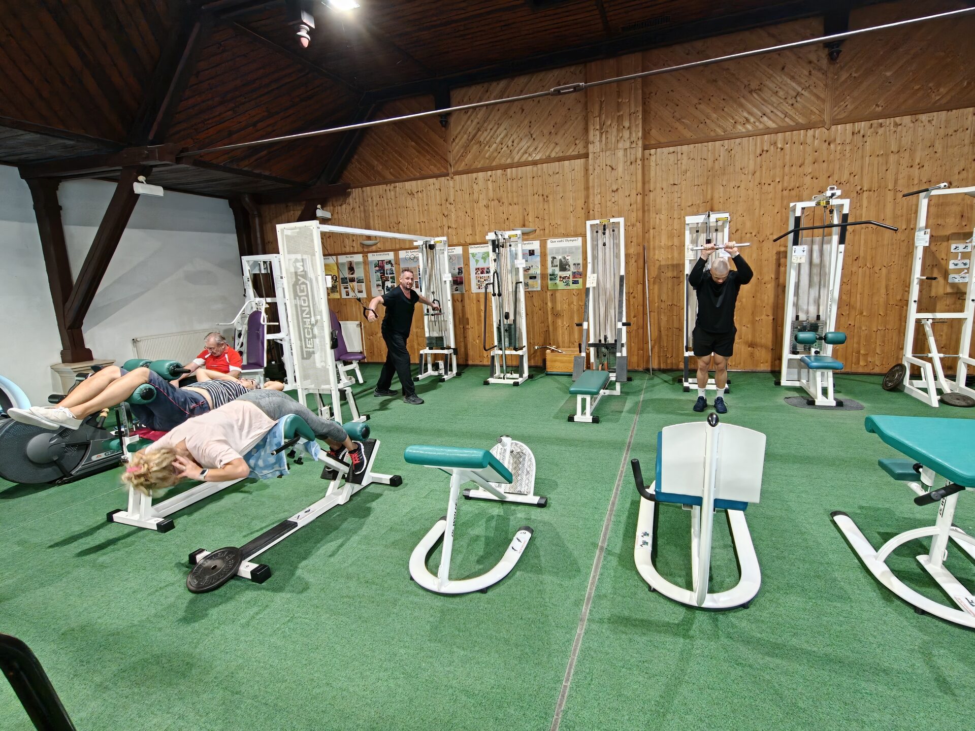 Kraftgeräte im Trainingsraum unterm Dach